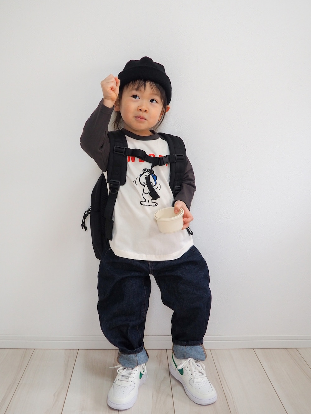 グレー系のTシャツ/カットソー、ブルー系のデニムパンツ、ベージュ系のスニーカーを着用したキッズの春コーディネートの3枚目の写真