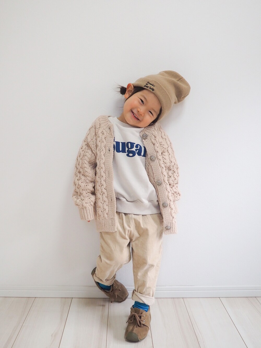 ホワイト系のスウェット、ベージュ系のカーディガン/ボレロ、ホワイト系のその他パンツを着用したキッズの冬コーディネートの3枚目の写真