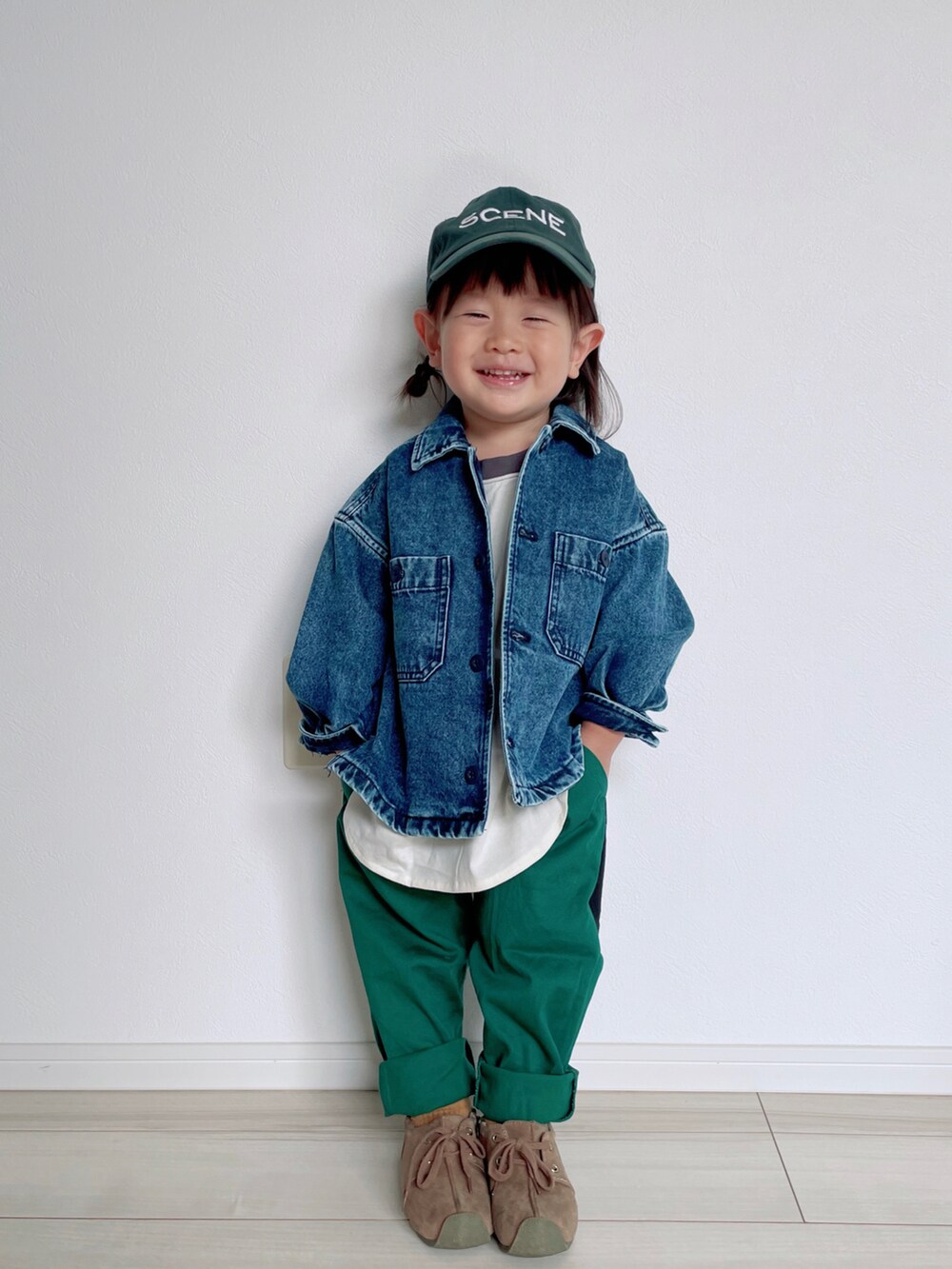 グレー系のTシャツ/カットソー、グリーン系のその他パンツ、ブルー系のジャケット/アウターを着用したキッズの秋コーディネートの2枚目の写真