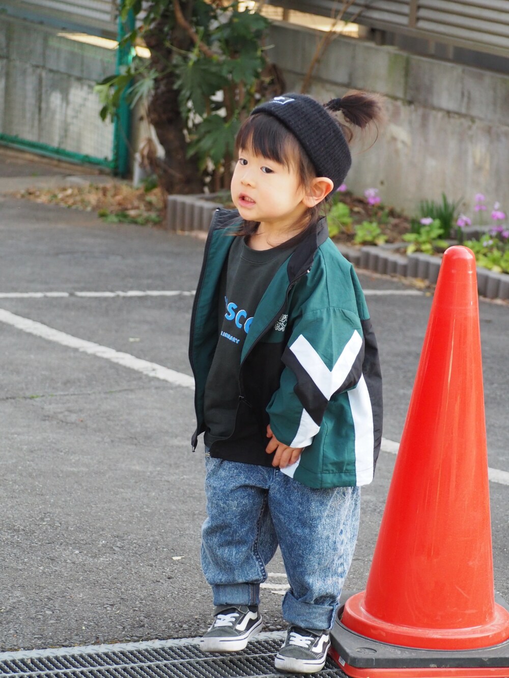 グレー系のTシャツ/カットソー、ブラック系のスニーカーを着用したキッズの春コーディネートの2枚目の写真