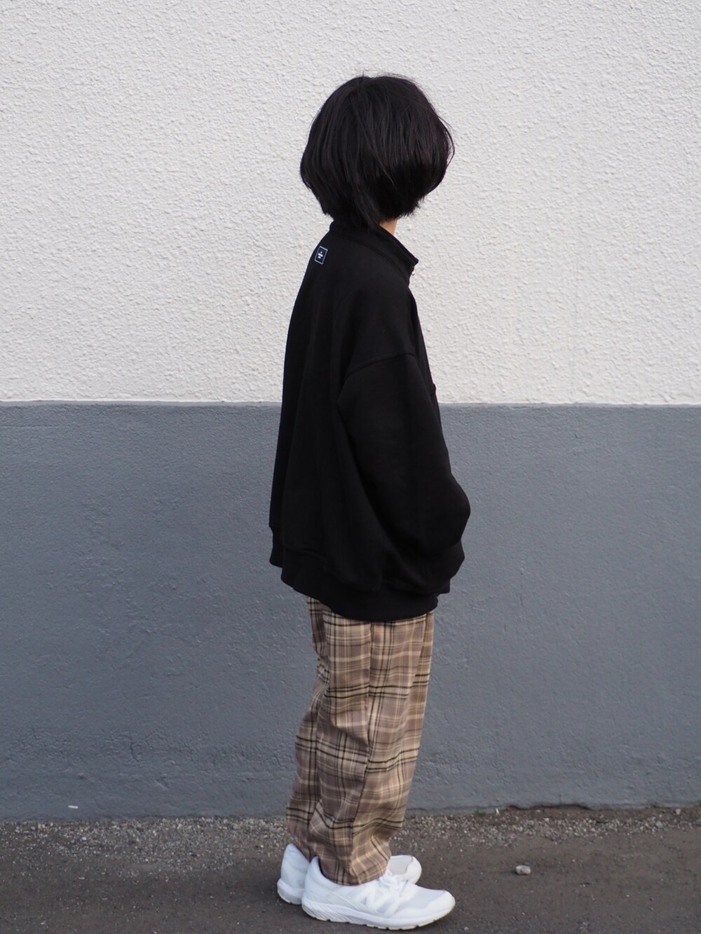 ホワイト系のスニーカー、ベージュ系のパンツを着用したキッズの春コーディネートの3枚目の写真