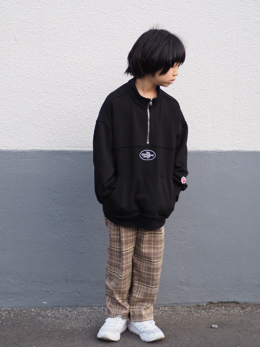 ホワイト系のスニーカー、ベージュ系のパンツを着用したキッズの春コーディネートの4枚目の写真