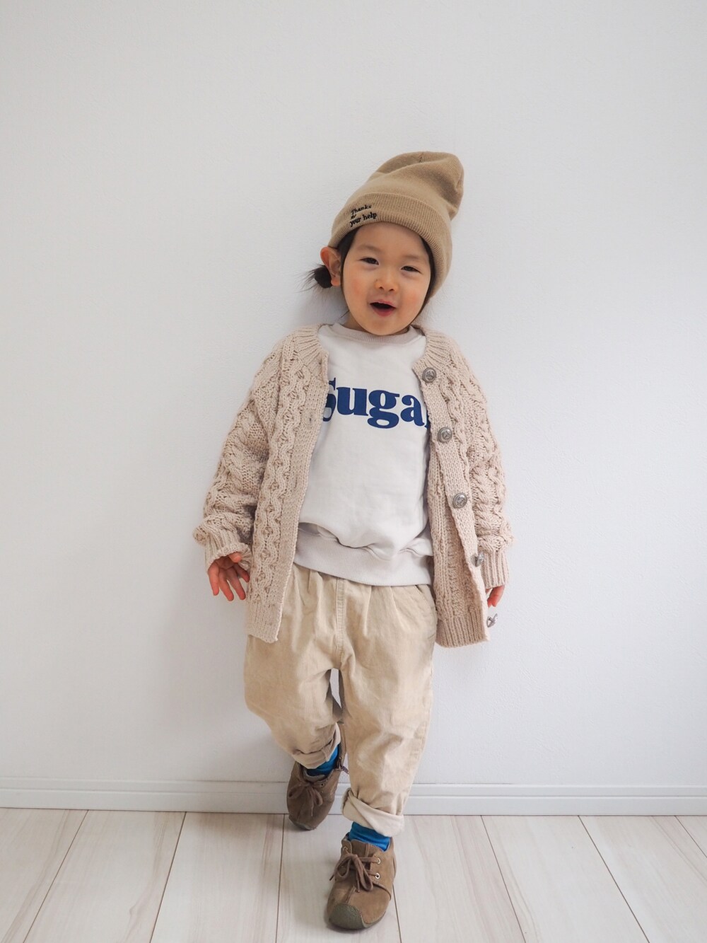 ホワイト系のスウェット、ベージュ系のカーディガン/ボレロ、ホワイト系のその他パンツを着用したキッズの冬コーディネートの2枚目の写真