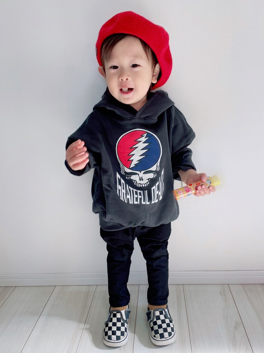 「チェック、ビッグシルエット、VANS、ベレー帽、パーカー、スニーカーコーデ、休日スタイル、markey's、冬コーデ」|「Grateful Deadの【GRATEFUL DEAD×MARKEY'S/グレイトフルデッド】裏毛パーカー(90~150cm)(パーカー、ブラック系)」を使った、タロイモさん(キッズ・80cm)の秋コーディネートの2枚目の写真