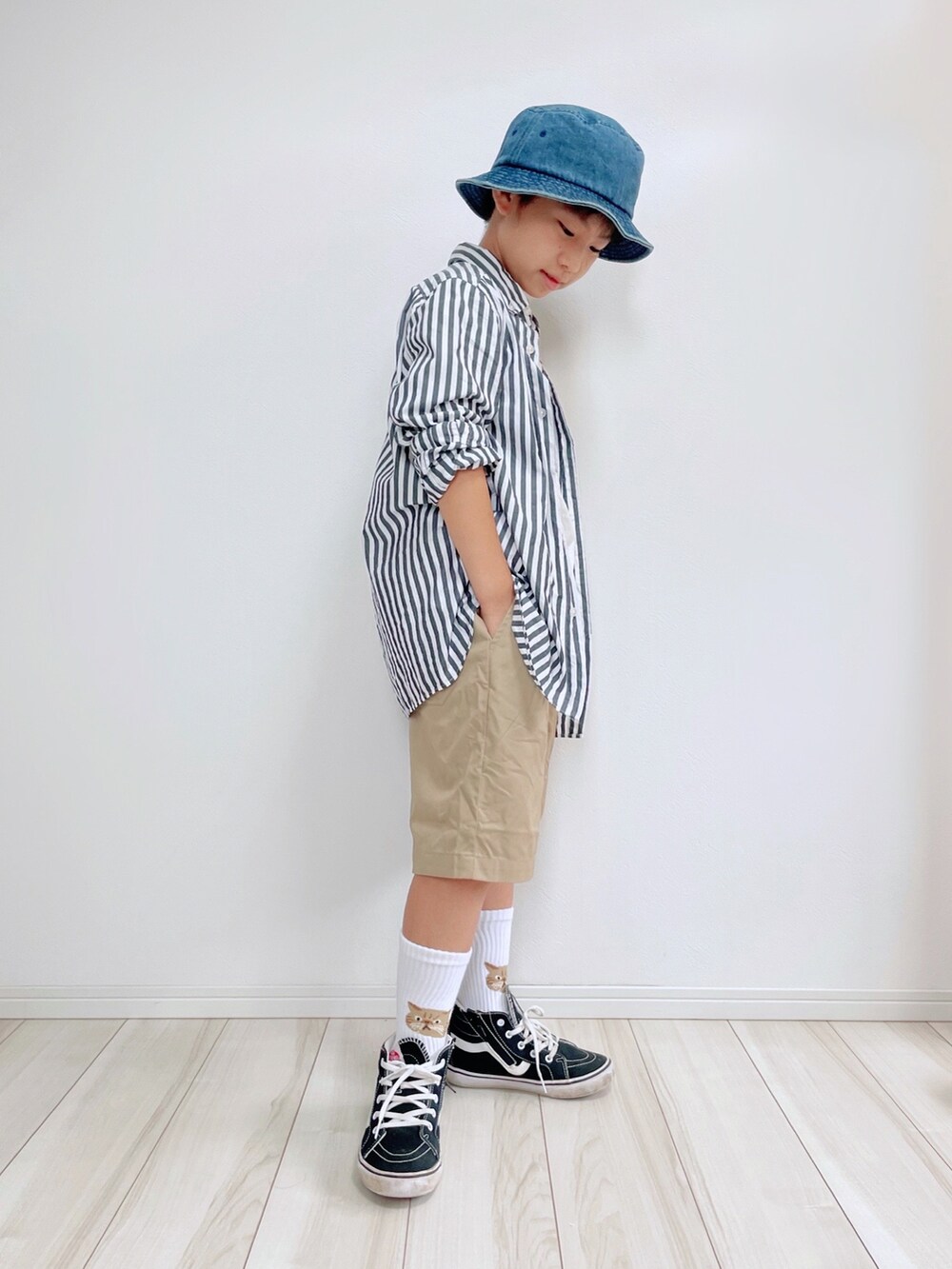 ブラック系のパンツ、ブラック系のスニーカー、ホワイト系のソックス/靴下を着用したキッズの夏コーディネートの2枚目の写真