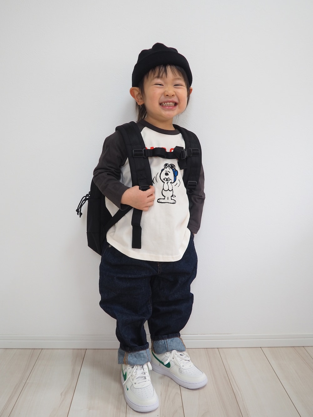 グレー系のTシャツ/カットソー、ブルー系のデニムパンツ、ベージュ系のスニーカーを着用したキッズの春コーディネートの2枚目の写真