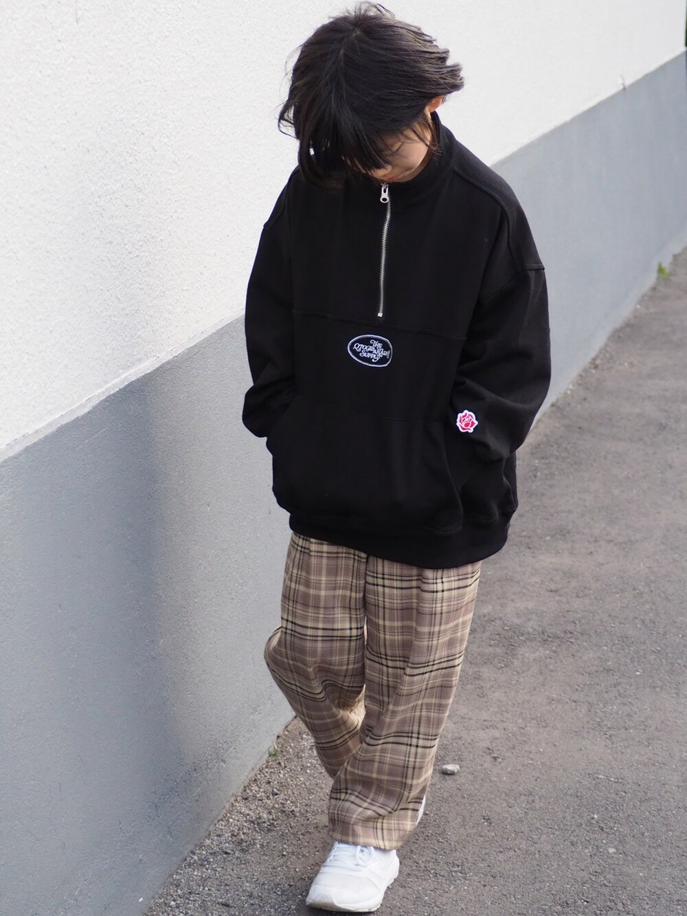 ホワイト系のスニーカー、ベージュ系のパンツを着用したキッズの春コーディネートの2枚目の写真