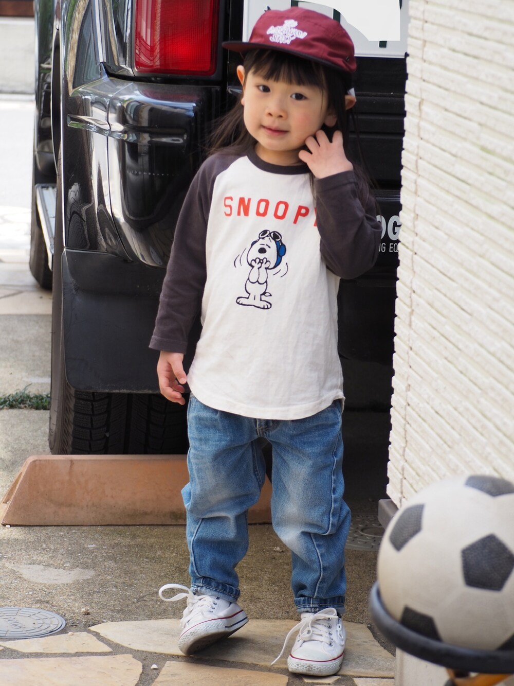 グレー系のTシャツ/カットソー、ブルー系のデニムパンツ、ホワイト系のスニーカーを着用したキッズの春コーディネートの2枚目の写真