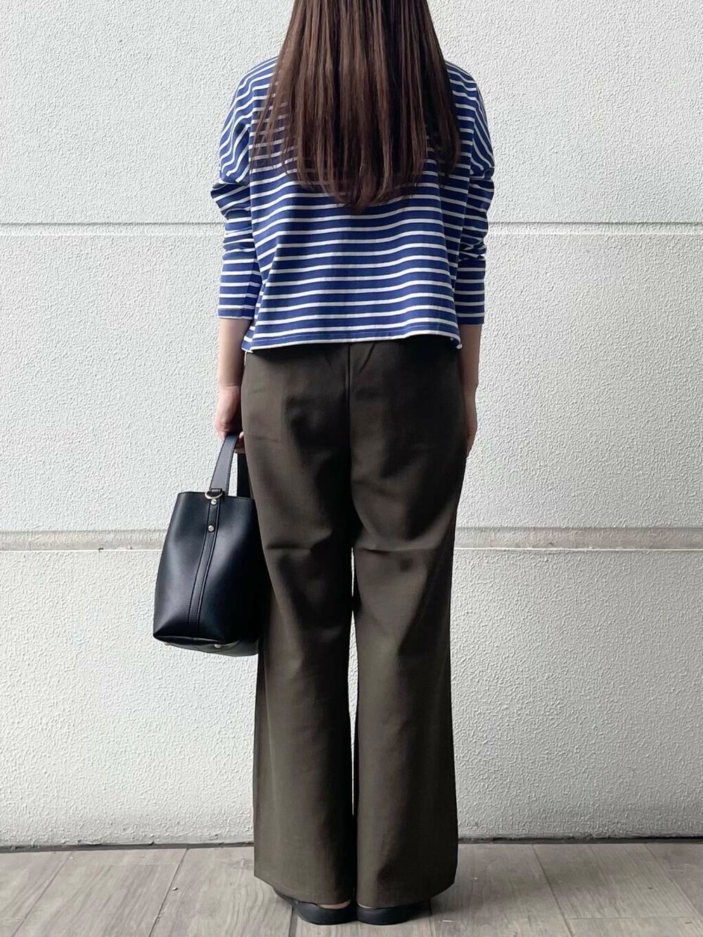 ブラウン系のその他パンツ、ブルー系のTシャツ/カットソーを着用したレディースの夏コーディネートの4枚目の写真