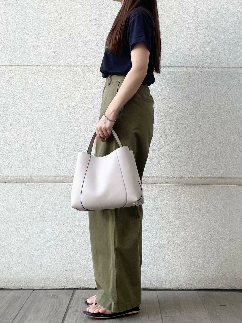 ブルー系のTシャツ/カットソー、グリーン系のチノパンツを着用したレディースの夏コーディネートの2枚目の写真