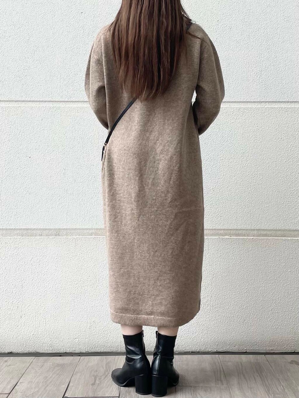 ベージュ系のワンピースを着用したレディースの秋コーディネートの3枚目の写真