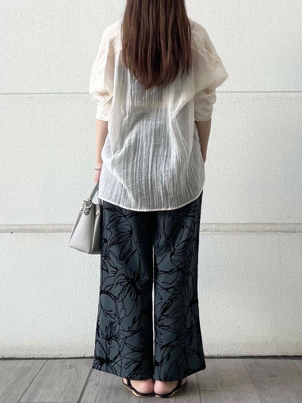 ホワイト系のシャツ/ブラウス、グリーン系のその他パンツを着用したレディースの夏コーディネートの3枚目の写真