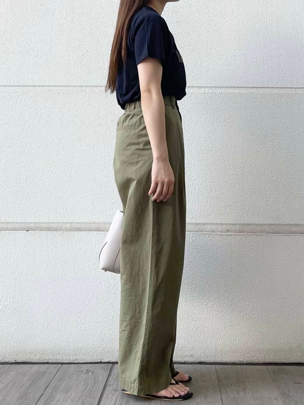 ブルー系のTシャツ/カットソー、グリーン系のチノパンツを着用したレディースの夏コーディネートの4枚目の写真