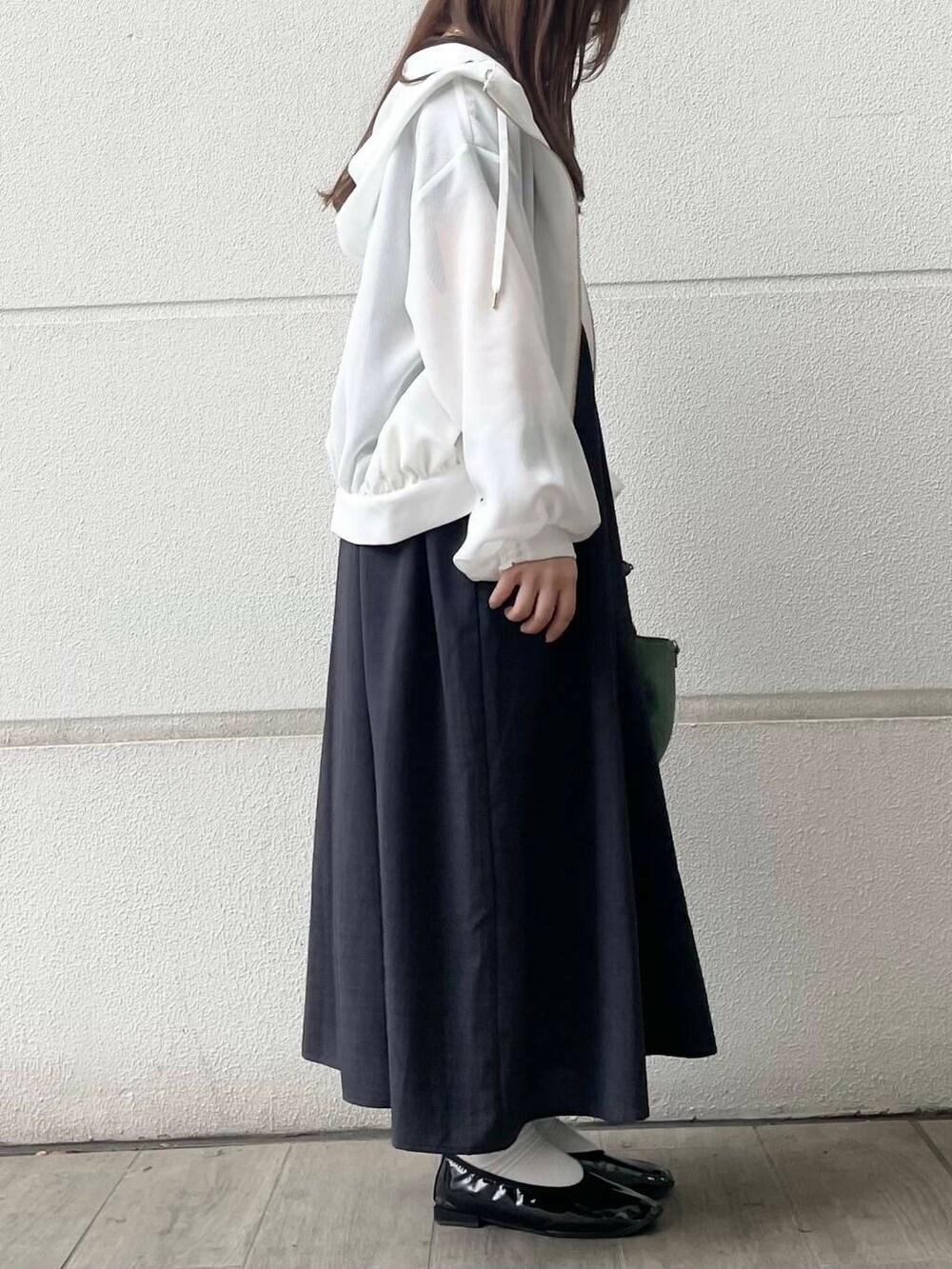 ホワイト系のマウンテンパーカー、グレー系のワンピースを着用したレディースの春コーディネートの4枚目の写真