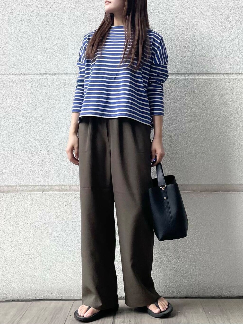 ブラウン系のその他パンツ、ブルー系のTシャツ/カットソーを着用したレディースの夏コーディネートの5枚目の写真