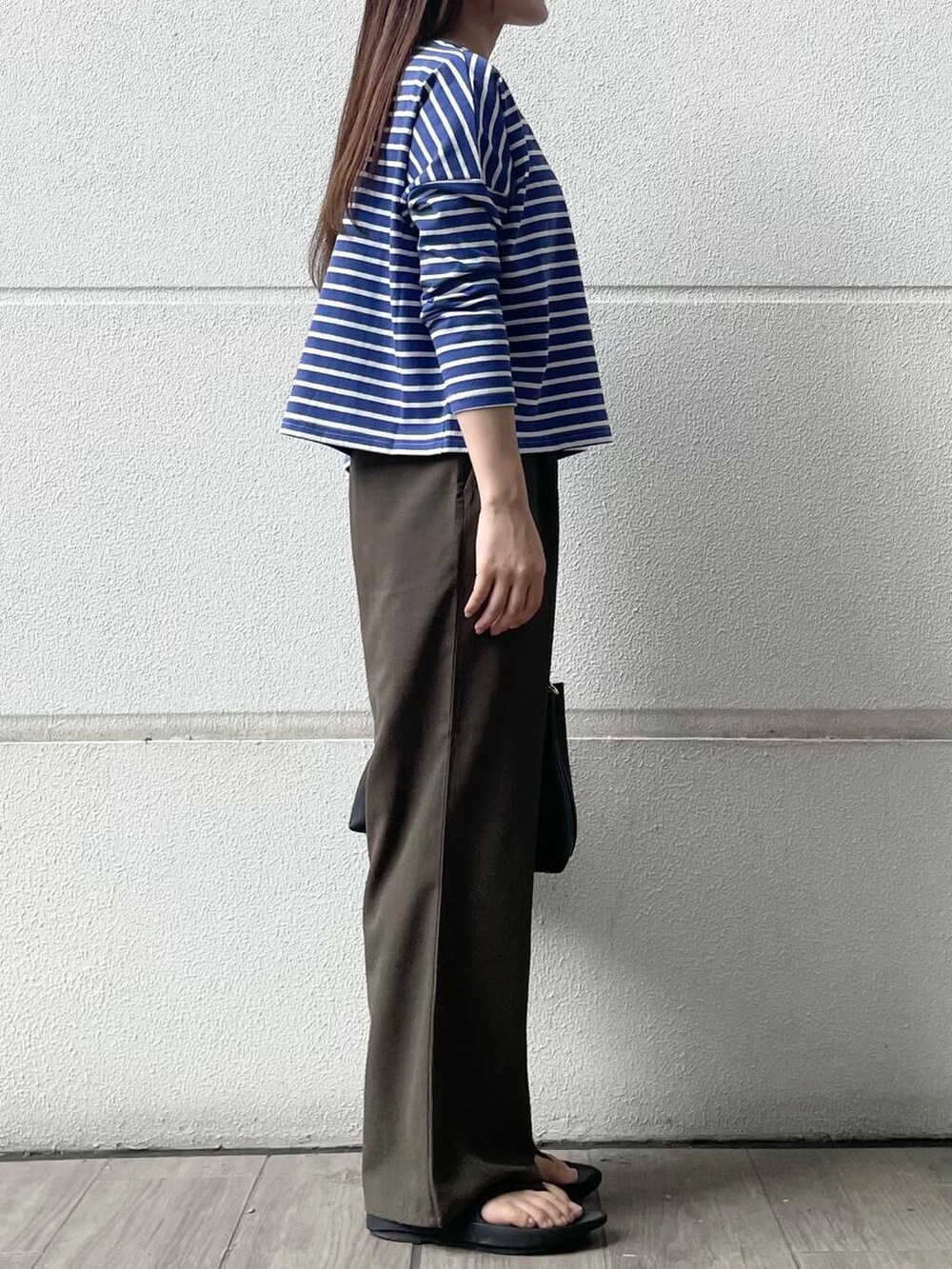 ブラウン系のその他パンツ、ブルー系のTシャツ/カットソーを着用したレディースの夏コーディネートの3枚目の写真