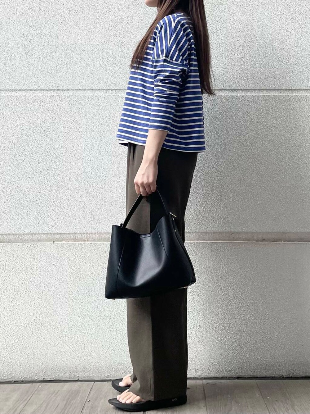 ブラウン系のその他パンツ、ブルー系のTシャツ/カットソーを着用したレディースの夏コーディネートの2枚目の写真