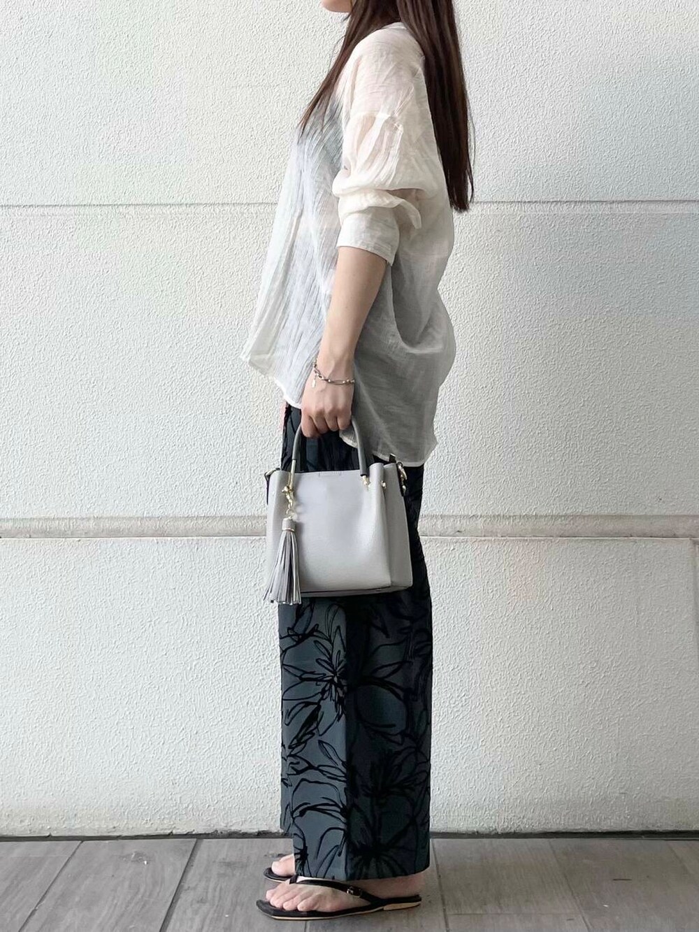 ホワイト系のシャツ/ブラウス、グリーン系のその他パンツを着用したレディースの夏コーディネートの2枚目の写真