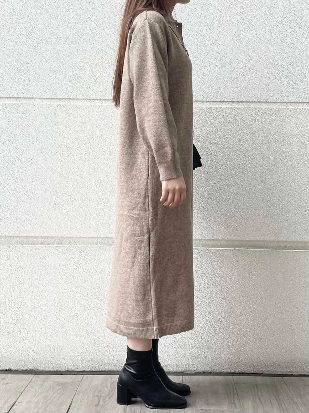 ベージュ系のワンピースを着用したレディースの秋コーディネートの4枚目の写真