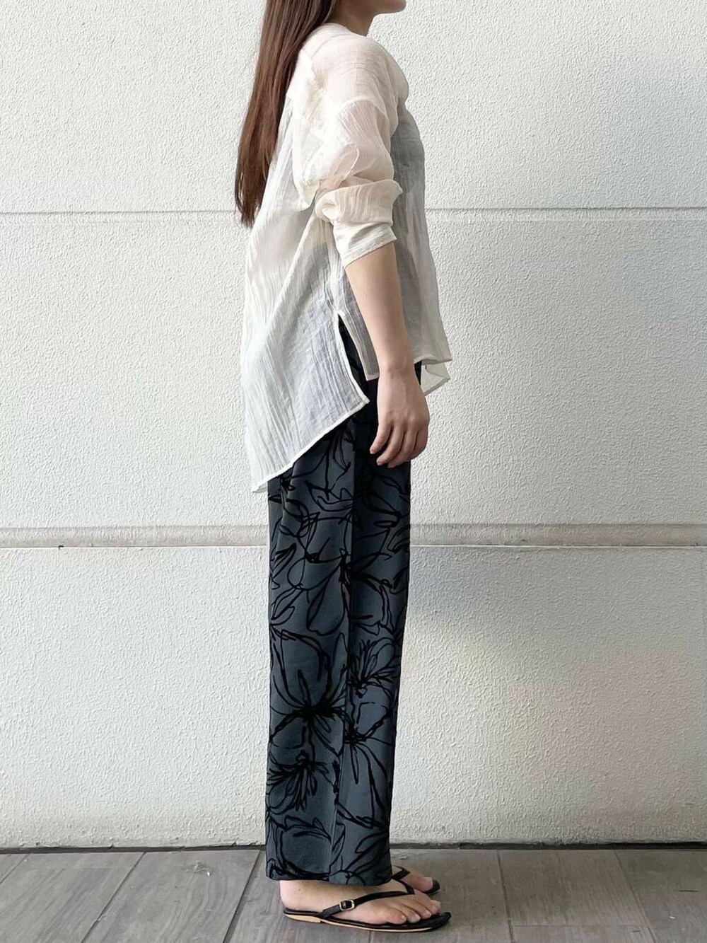 ホワイト系のシャツ/ブラウス、グリーン系のその他パンツを着用したレディースの夏コーディネートの4枚目の写真