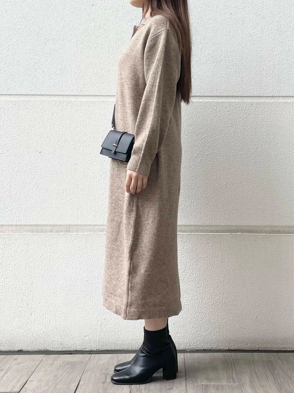 ベージュ系のワンピースを着用したレディースの秋コーディネートの2枚目の写真