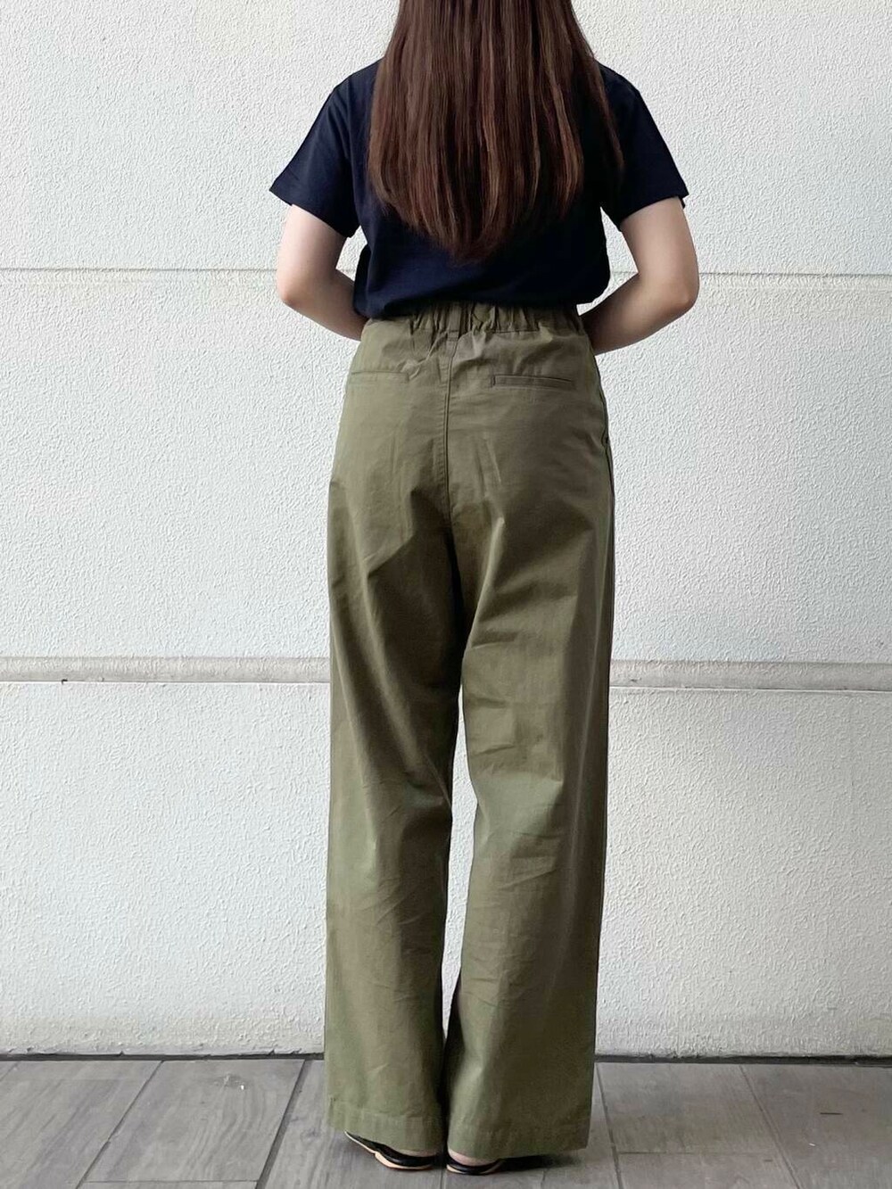 ブルー系のTシャツ/カットソー、グリーン系のチノパンツを着用したレディースの夏コーディネートの3枚目の写真