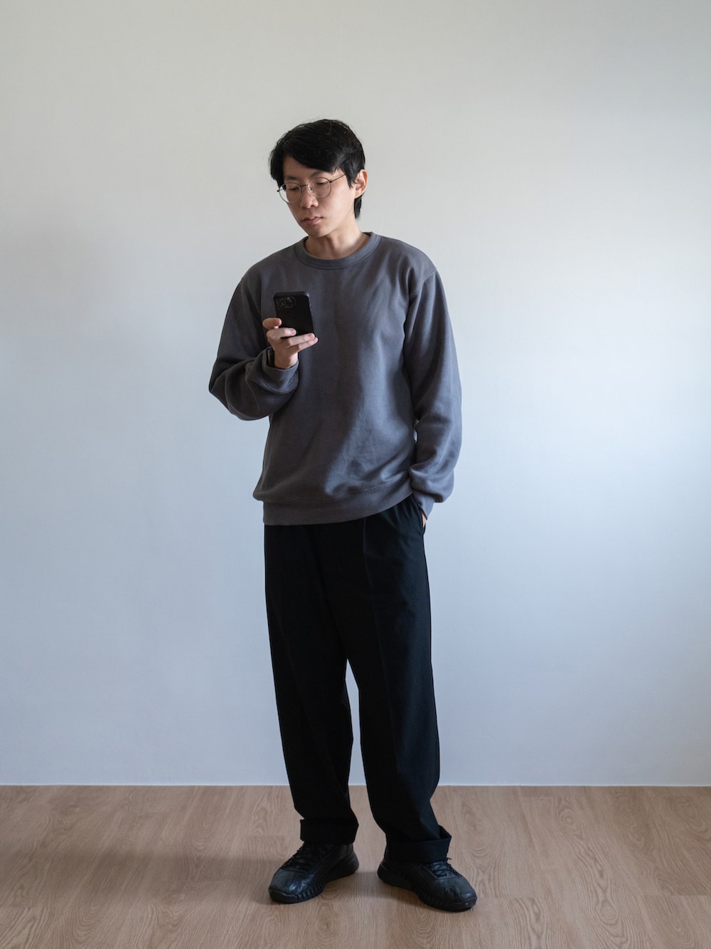 ブラック系のTシャツ/カットソー、ブラック系のその他アウター、ブラック系のチノパンツを着用したメンズの冬コーディネートの2枚目の写真