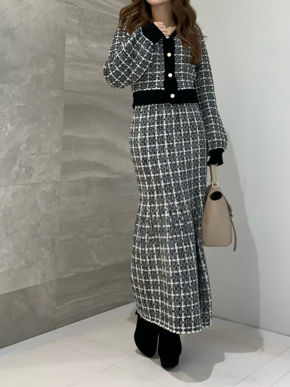 ブラック系のカーディガン/ボレロ、ブラック系のスカート、ブラック系のブーツを着用したレディースの冬コーディネートの2枚目の写真