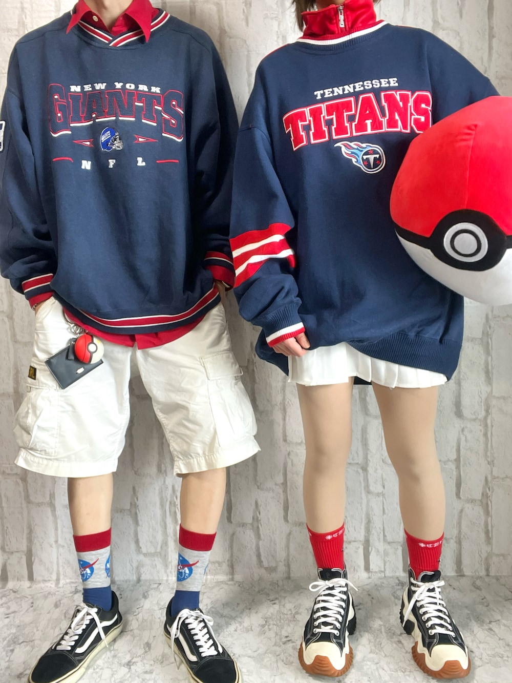 ブルー系のスウェット、レッド系のトートバッグ、レッド系のシャツ/ブラウスを着用したメンズの春コーディネートの3枚目の写真