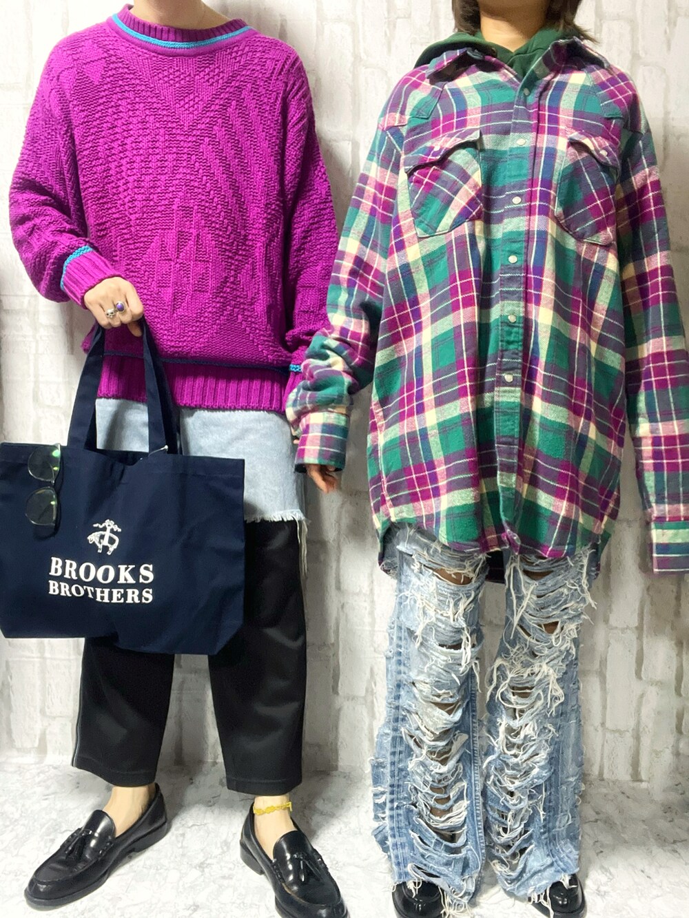 パープル系のニット/セーター、ブラック系のトートバッグ、ブラック系のパンツを着用したメンズの春コーディネートの2枚目の写真