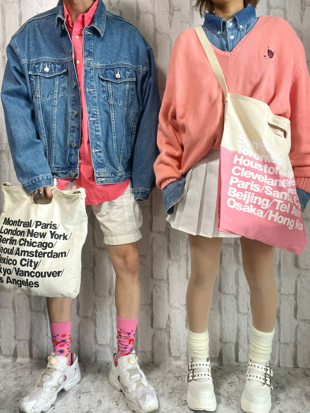 ブルー系のデニムジャケット、ピンク系のシャツ/ブラウス、ピンク系のニット/セーターを着用したメンズの春コーディネートの2枚目の写真