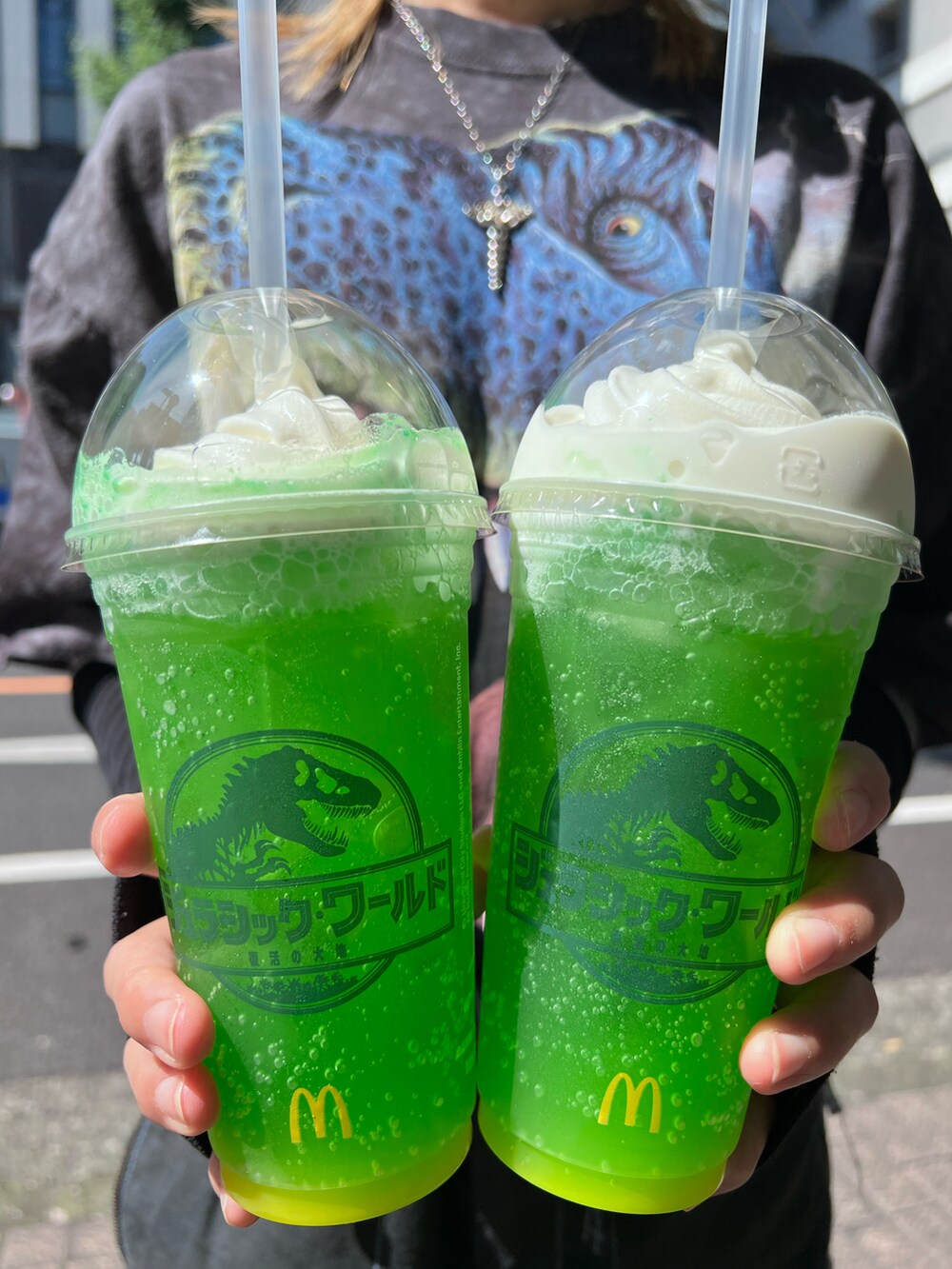 ブラック系のTシャツ/カットソー、ブラック系のパンツ、ブラック系のサンダルを着用したメンズの夏コーディネートの3枚目の写真