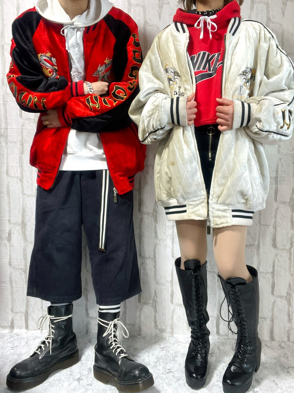 レッド系のスカジャン、ホワイト系のパーカー、レッド系のパーカーを着用したメンズの春コーディネートの2枚目の写真