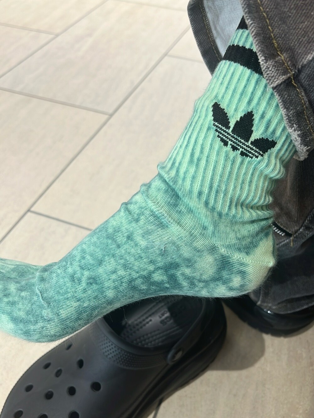 ブラック系のパーカー、パープル系のボディバッグ/ウエストポーチ、ブラック系のサンダルを着用したメンズの冬コーディネートの3枚目の写真