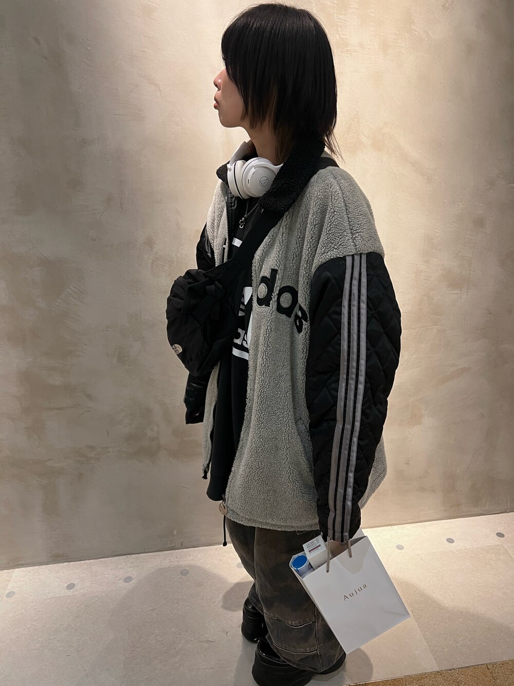 ブラック系のボディバッグ/ウエストポーチ、ブラック系のスウェット、グレー系のジャケット/アウターを着用したメンズの冬コーディネートの3枚目の写真