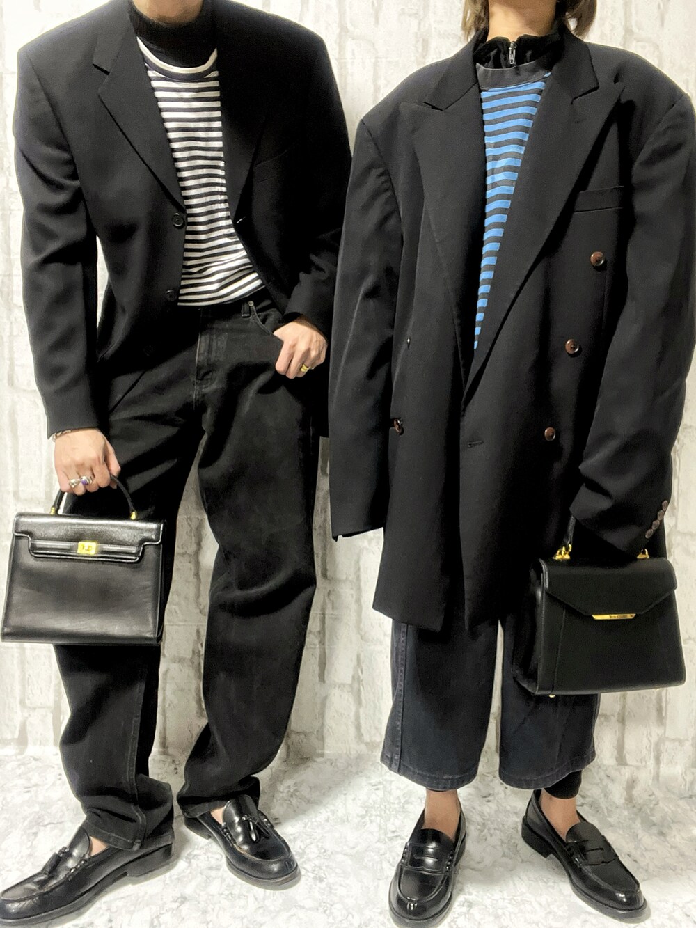 ブラック系のデニムパンツ、ブラック系のローファー、ホワイト系のTシャツ/カットソーを着用したメンズの春コーディネートの2枚目の写真