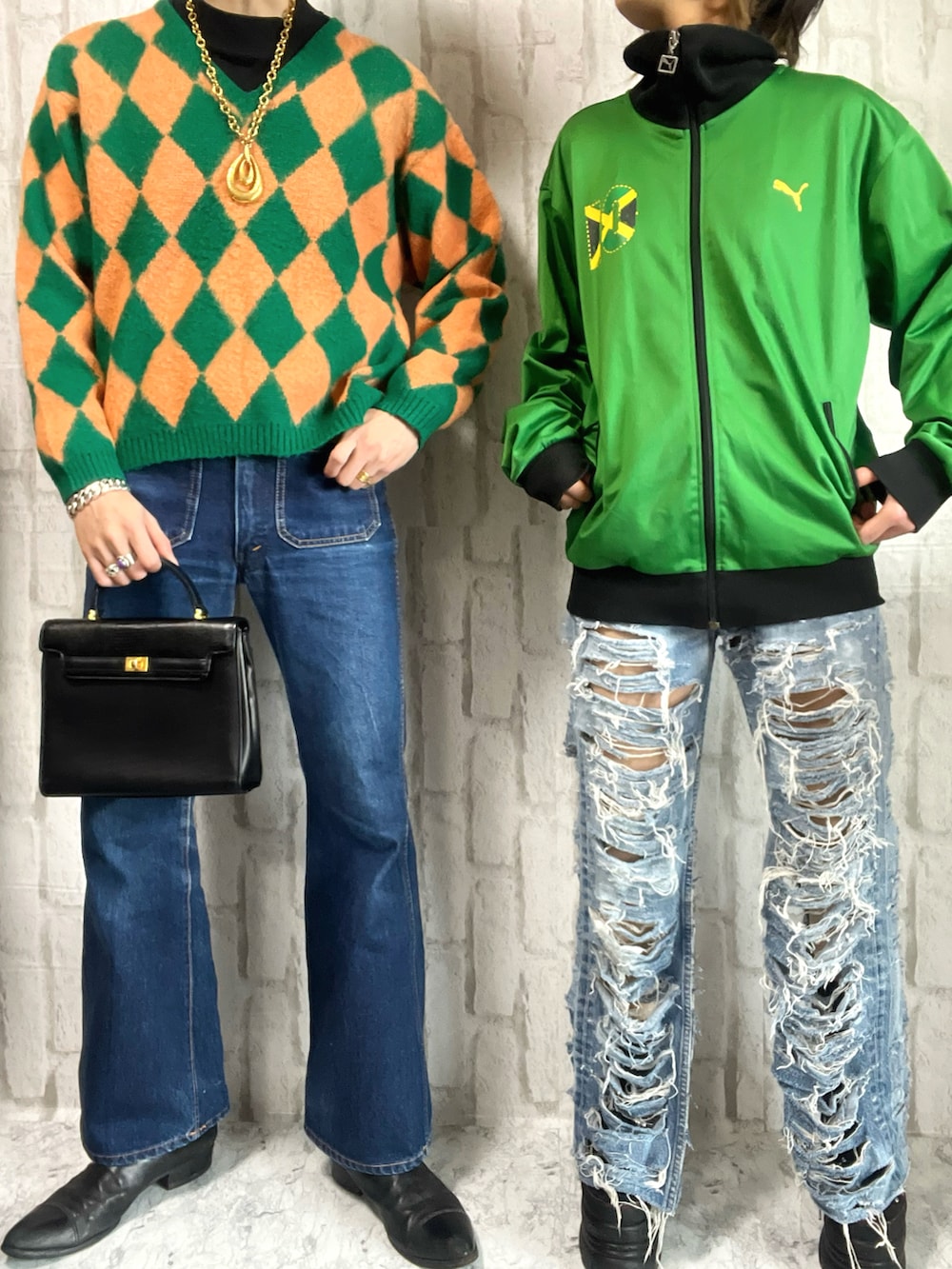 グリーン系のニット/セーター、ブルー系のデニムパンツ、ブラック系のブーツを着用したメンズの春コーディネートの2枚目の写真