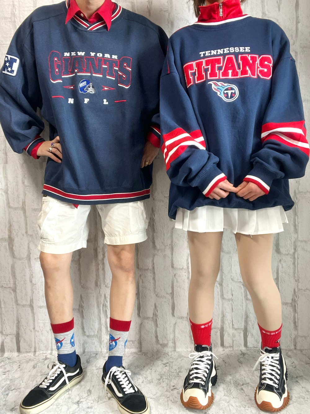 ブルー系のスウェット、レッド系のトートバッグ、レッド系のシャツ/ブラウスを着用したメンズの春コーディネートの2枚目の写真