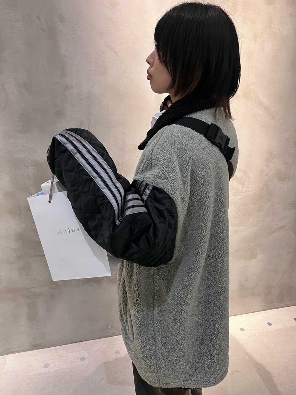 ブラック系のボディバッグ/ウエストポーチ、ブラック系のスウェット、グレー系のジャケット/アウターを着用したメンズの冬コーディネートの2枚目の写真