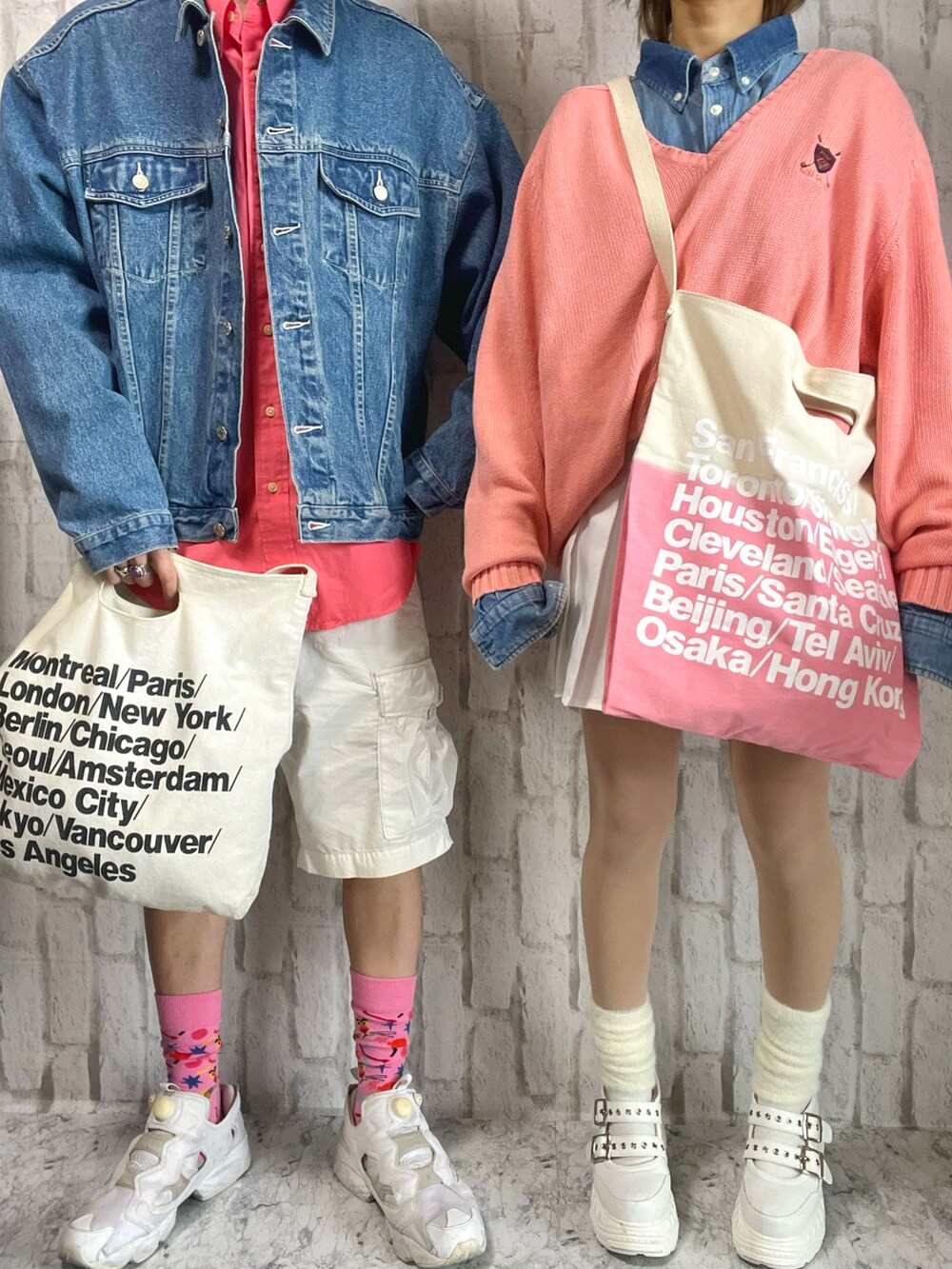 ブルー系のデニムジャケット、ピンク系のシャツ/ブラウス、ピンク系のニット/セーターを着用したメンズの春コーディネートの3枚目の写真