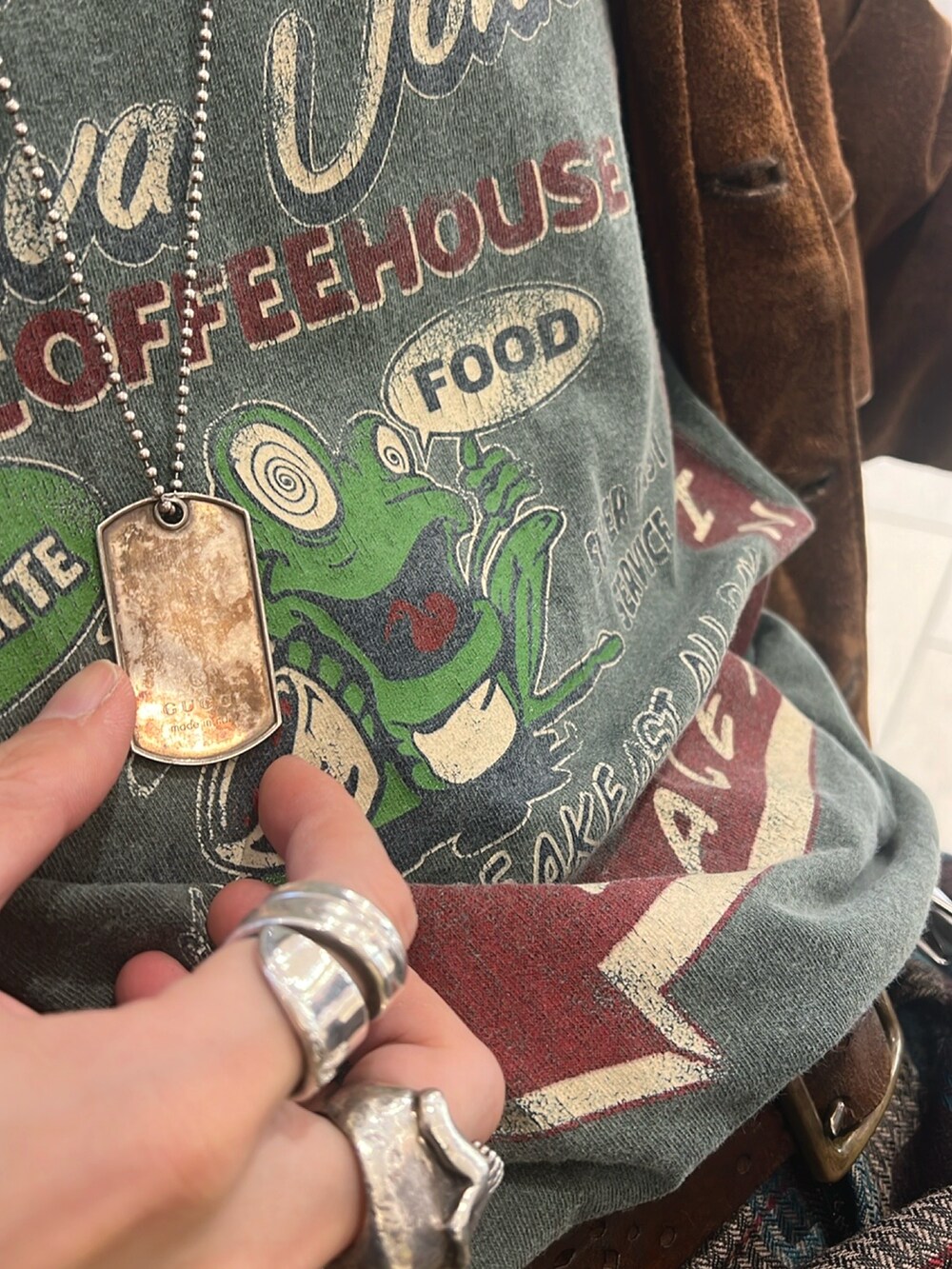 ブラック系のパーカー、パープル系のボディバッグ/ウエストポーチ、ブラック系のサンダルを着用したメンズの冬コーディネートの2枚目の写真