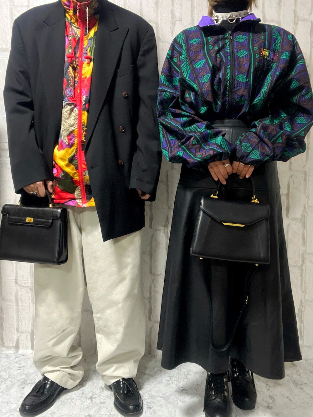 ブラック系のテーラードジャケット、パープル系のナイロンジャケット、ホワイト系のチノパンツを着用したメンズの春コーディネートの2枚目の写真