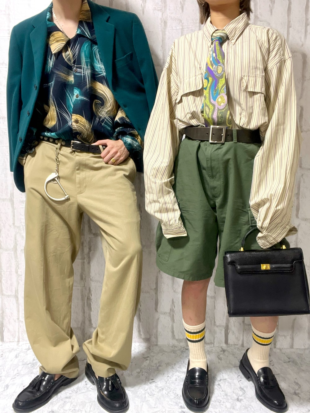 グリーン系のシャツ/ブラウス、グリーン系のテーラードジャケット、ベージュ系のチノパンツを着用したメンズの春コーディネートの2枚目の写真