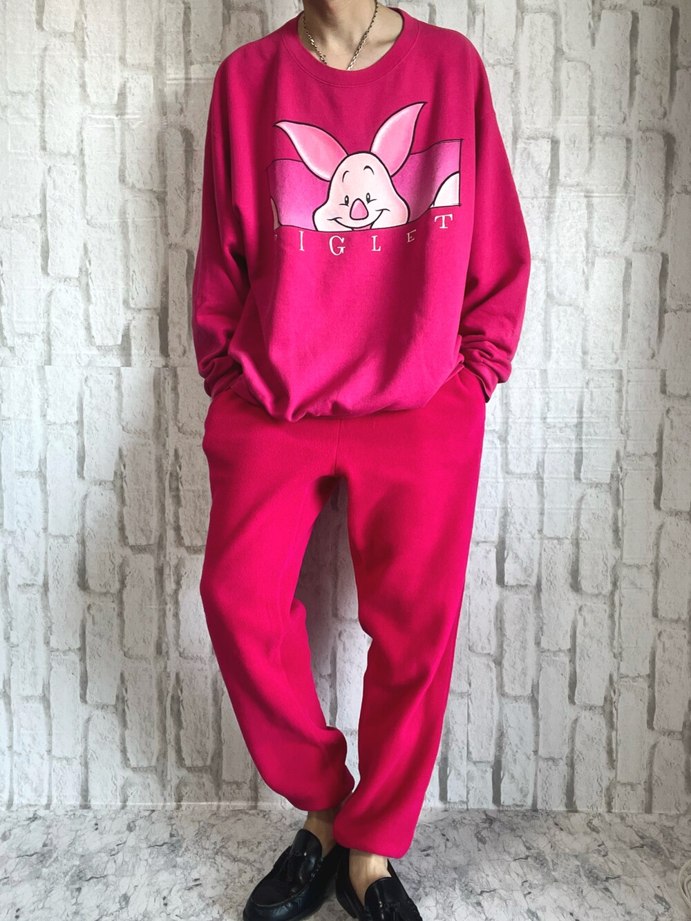 ピンク系のスウェット、ピンク系のトートバッグ、ピンク系のパンツを着用したメンズの春コーディネートの2枚目の写真