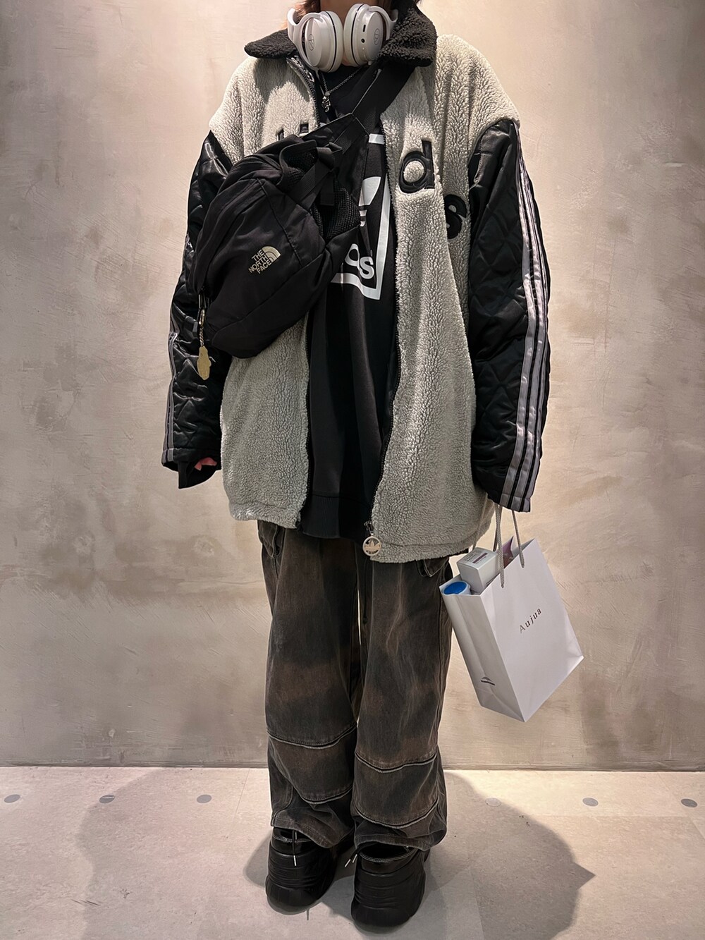 ブラック系のボディバッグ/ウエストポーチ、ブラック系のスウェット、グレー系のジャケット/アウターを着用したメンズの冬コーディネートの5枚目の写真