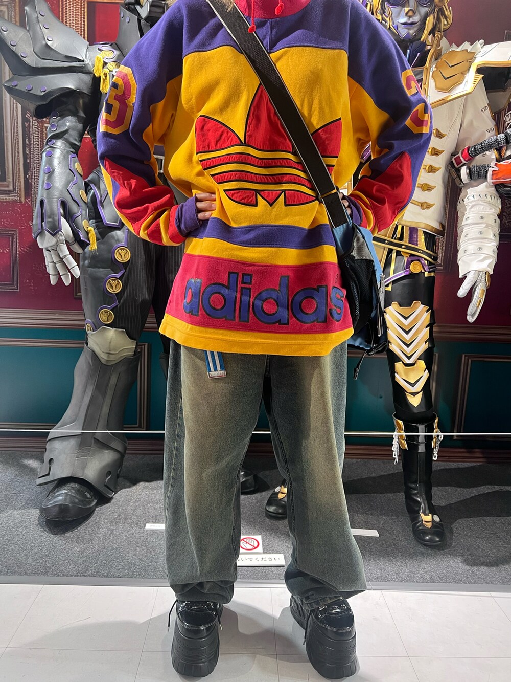 その他のスウェット、ブラック系のスニーカー、ブルー系のショルダーバッグを着用したメンズの春コーディネートの2枚目の写真