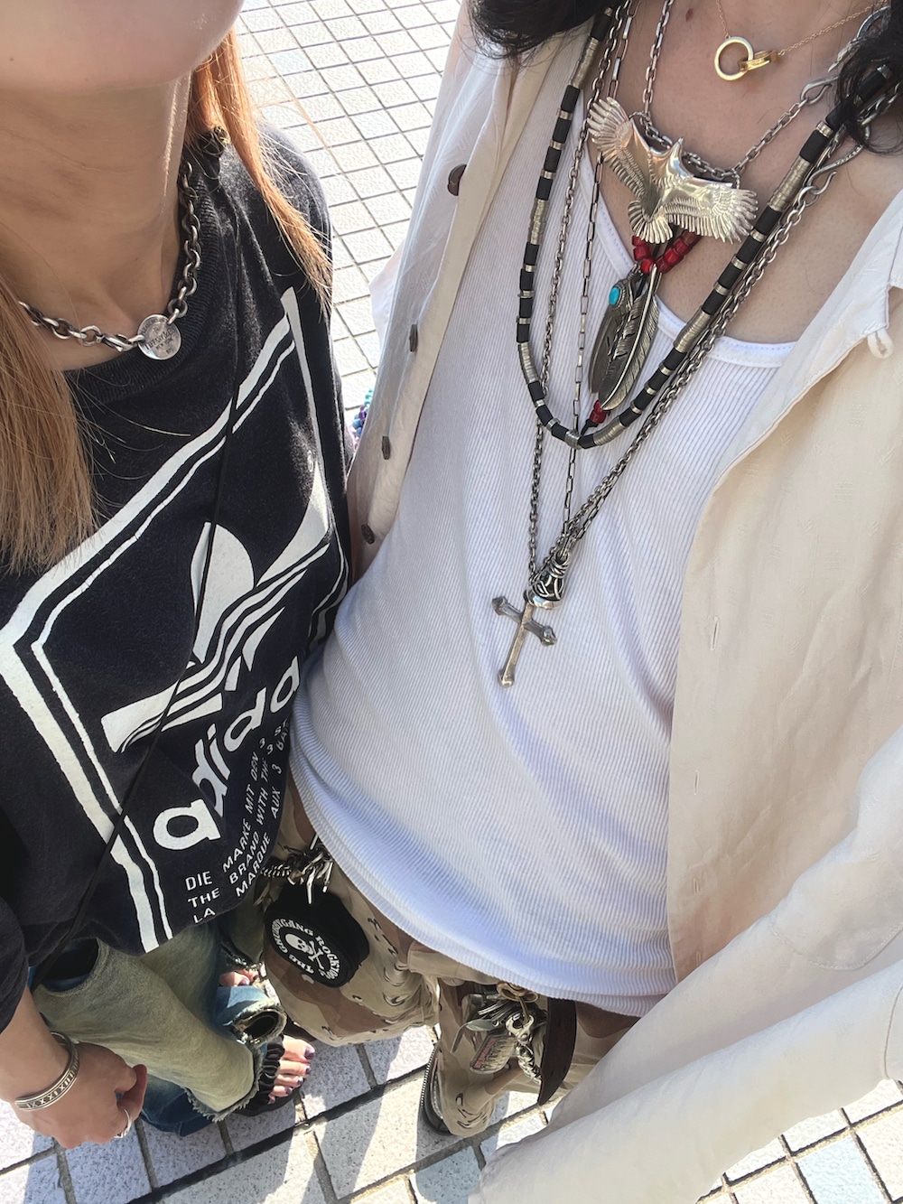 ホワイト系のシャツ/ブラウス、ホワイト系のタンクトップ、ベージュ系のカーゴパンツを着用したメンズの夏コーディネートの2枚目の写真