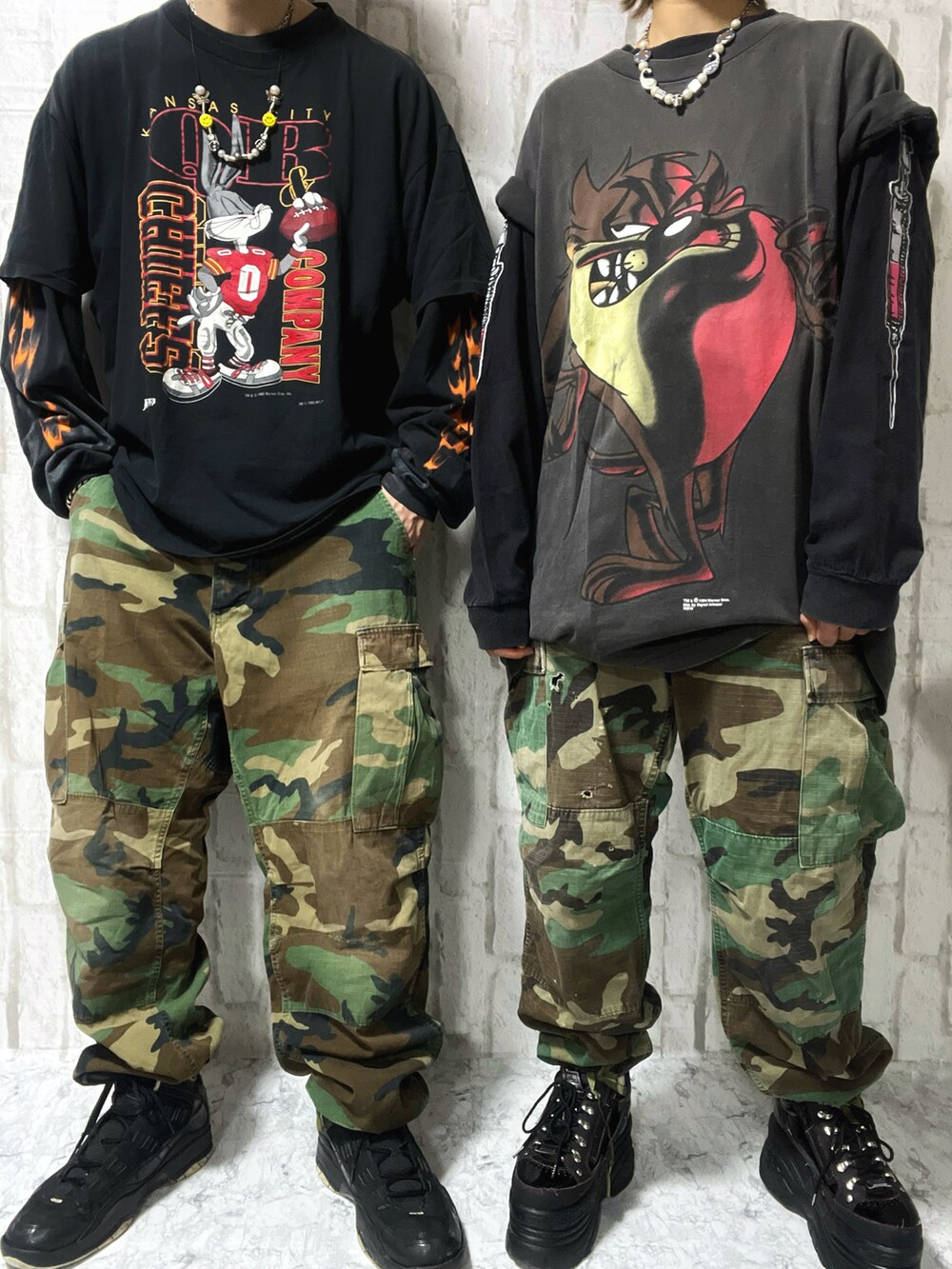 グレー系のTシャツ/カットソー、グリーン系のカーゴパンツ、ブラック系のスニーカーを着用したメンズの春コーディネートの2枚目の写真