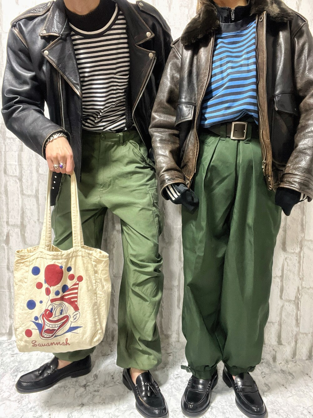 ブラック系のライダースジャケット、ブラック系のライダースジャケット、ブルー系のTシャツ/カットソーを着用したメンズの春コーディネートの2枚目の写真