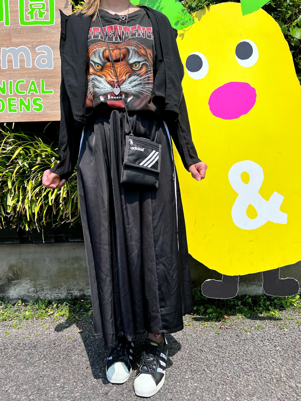 ブラック系のTシャツ/カットソー、ブラック系のジャケット/アウター、ブラック系のスカートを着用したメンズの春コーディネートの2枚目の写真